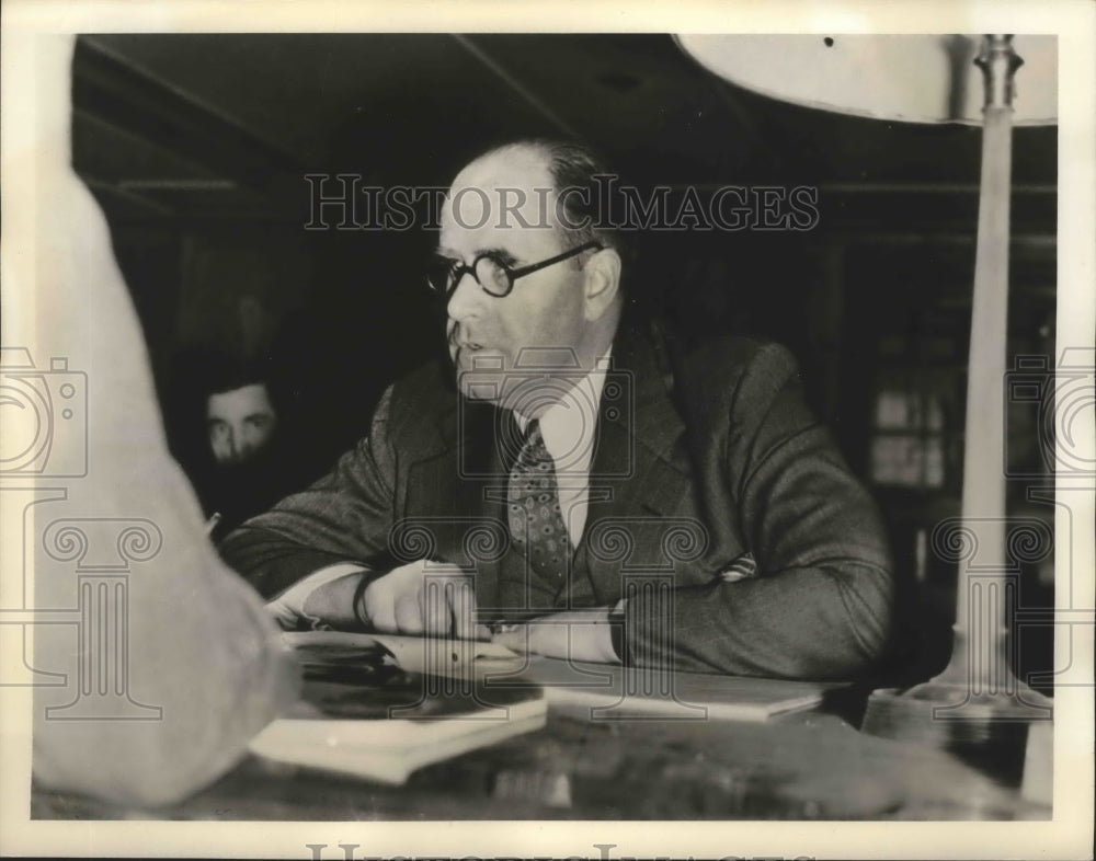 1939 Press Photo Captain Robert Allen appears before Federal Marine Committee