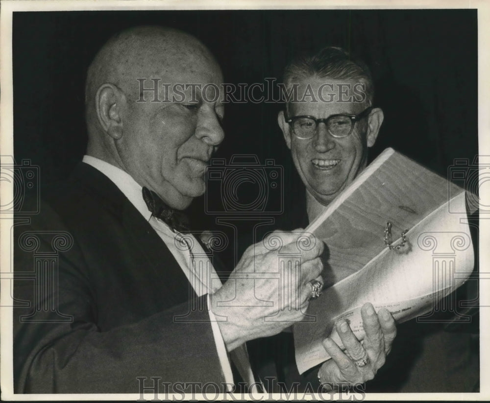 Press Photo Quill gets plaque & $350 check from William Crawford of NAPUS