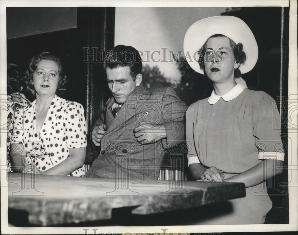 1939 Press Photo Howard Shaw at Chicago Police Station with fourth wife & fiance