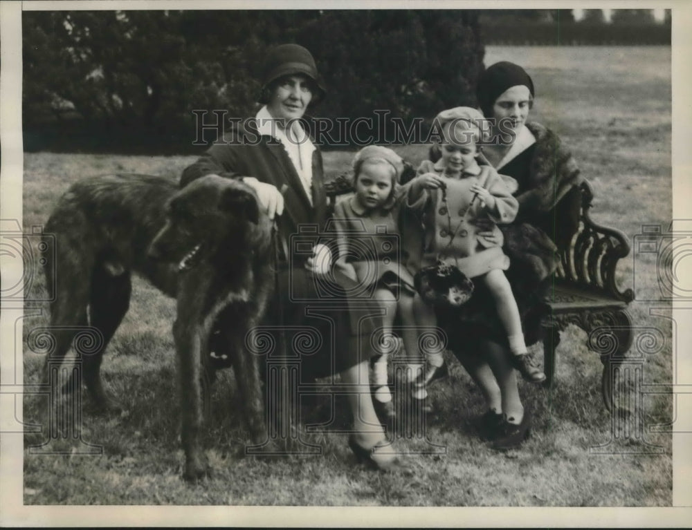 1930 Press Photo Mrs. Hoover beside Shep and grandchildren with Mrs. Hoover, Jr.