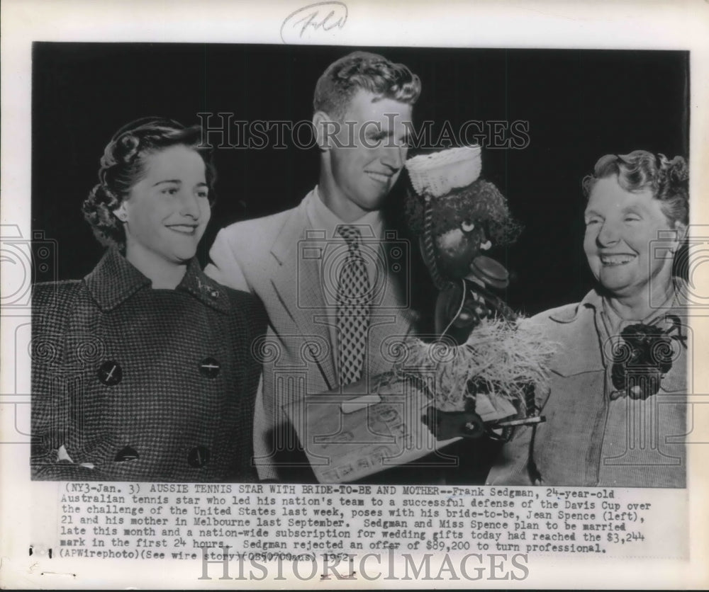 1952 Press Photo Tennis star Frank Sedgman poses with fiancee and his mother- Historic Images