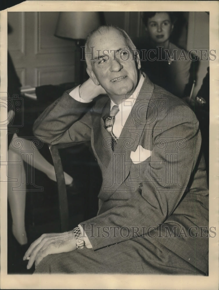 1943 Press Photo Edward J. Flynn arrived in Chicago for the meeting - sba20706