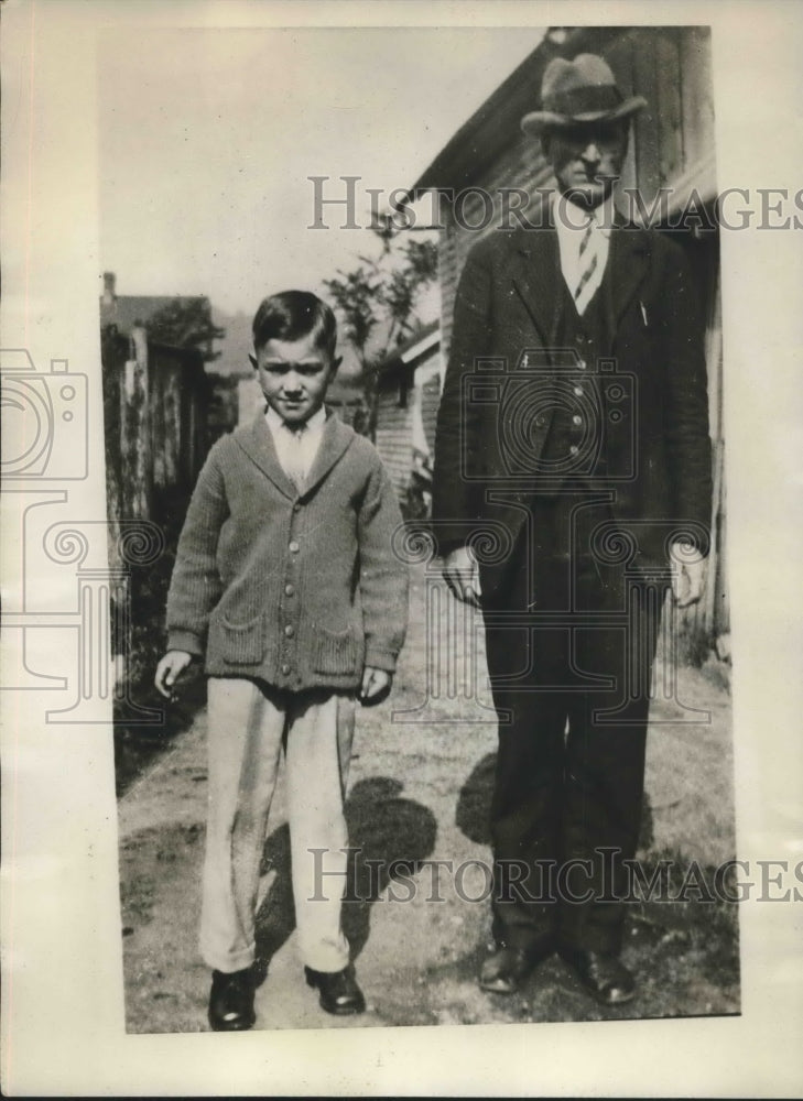 1929 Press Photo Carl Mahan age 6 &amp; atty. Boy sentenced to 15 years in prison- Historic Images