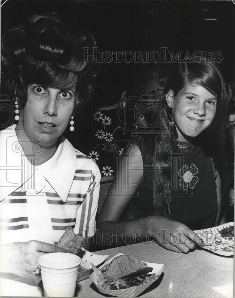 1970 Press Photo Mrs Charles Abbott & daughter Julie at Fun tier Night party