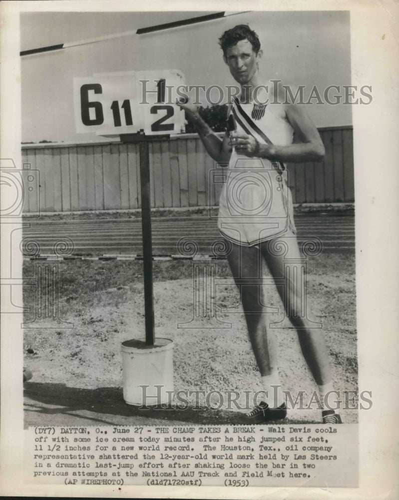 1953 Press Photo Walt Davis Cools Off After Breaking New World Jump Record- Historic Images