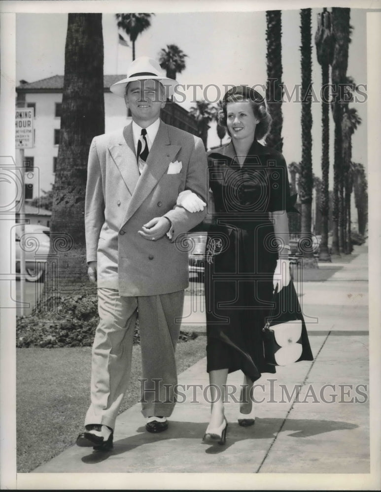 1949 Press Photo Governor Fuller Warren walks with his fiancee Barbara Manning- Historic Images