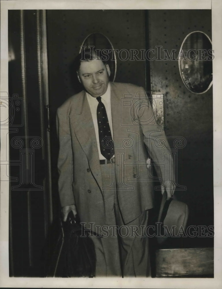 1947 Press Photo Attorney Clyde Eastus shown in Federal Building - sba21585