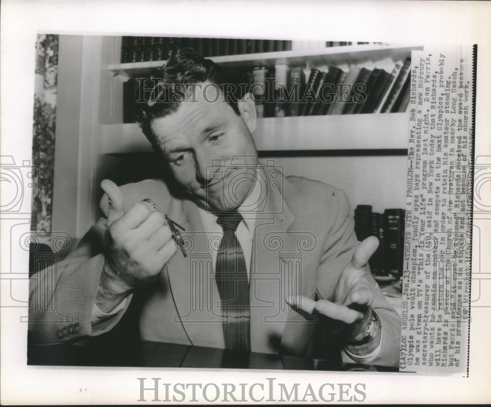 1955 Press Photo The Reverend Bob Richards holds the key to his new car