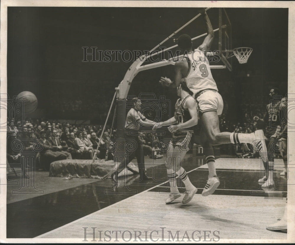 1970 Press Photo Dave Stallworth of Knicks looses a ball during 2nd period- Historic Images