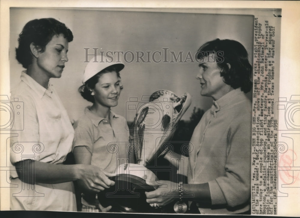 1958 Press Photo Mrs HIraman Parks, Pres of Women's Golf Assoc Shows Trophy