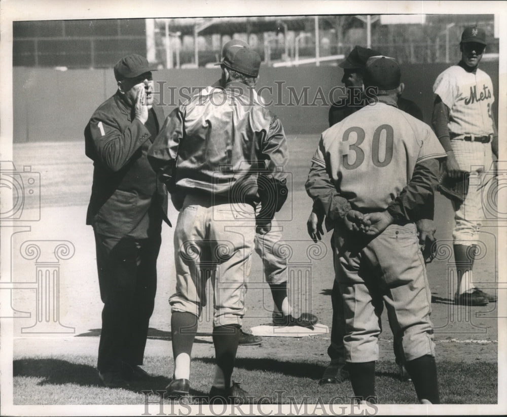 1971 Press Photo Ump Barlic &amp; Gene Mauch at 3rd Over Call Than Umps Didn&#39;t Call- Historic Images