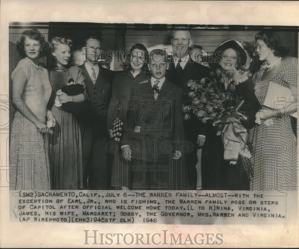 1948 Press Photo California Gov. Earl Warren and Family on steps of Capitol