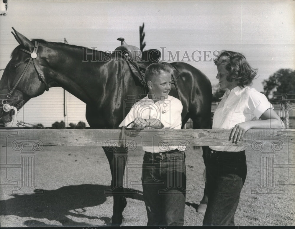 1948 Press Photo Bobby Warren resting with Nina after their trail ride
