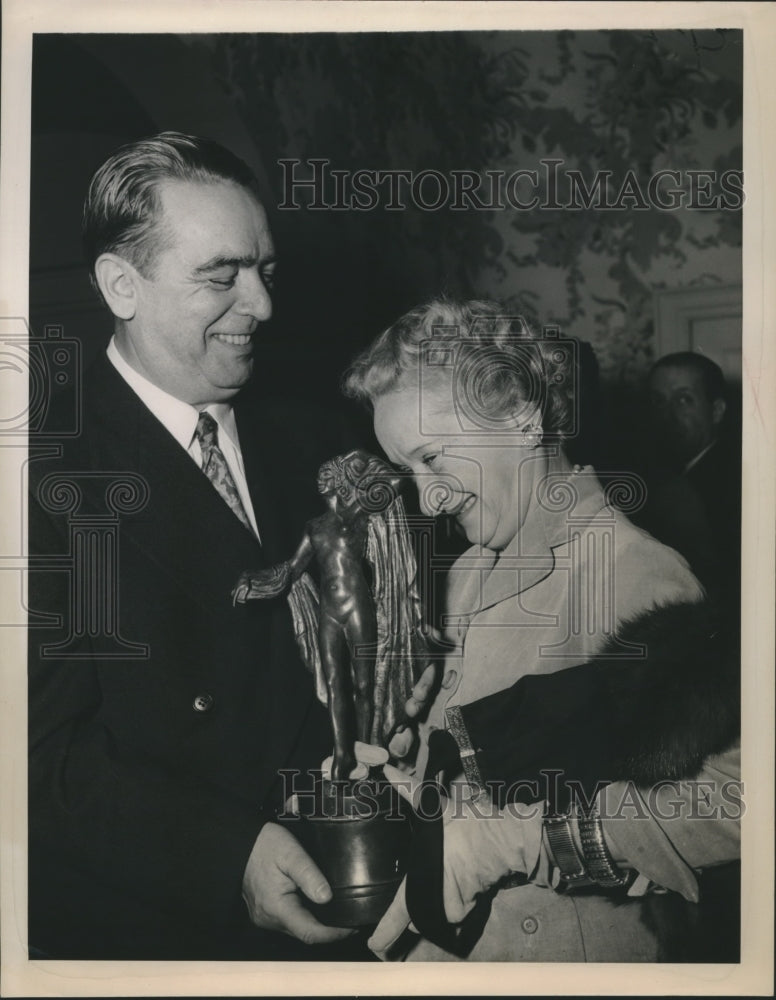 1948 Press Photo Fashion Designer Hattie Carnegie received America Critic Award