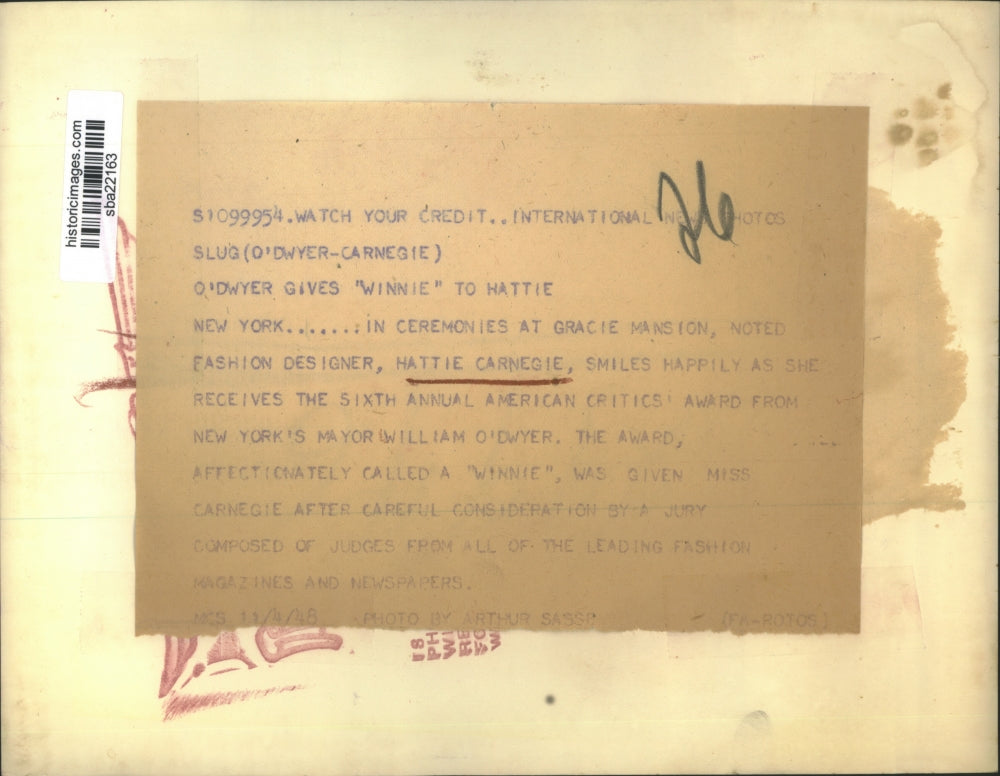 1948 Press Photo Fashion Designer Hattie Carnegie received America Critic Award