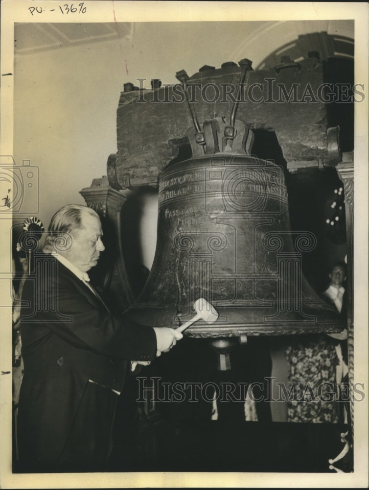 1936 Press Photo Philadelphia Mayor S Davis Wilson & the Liberty Bell