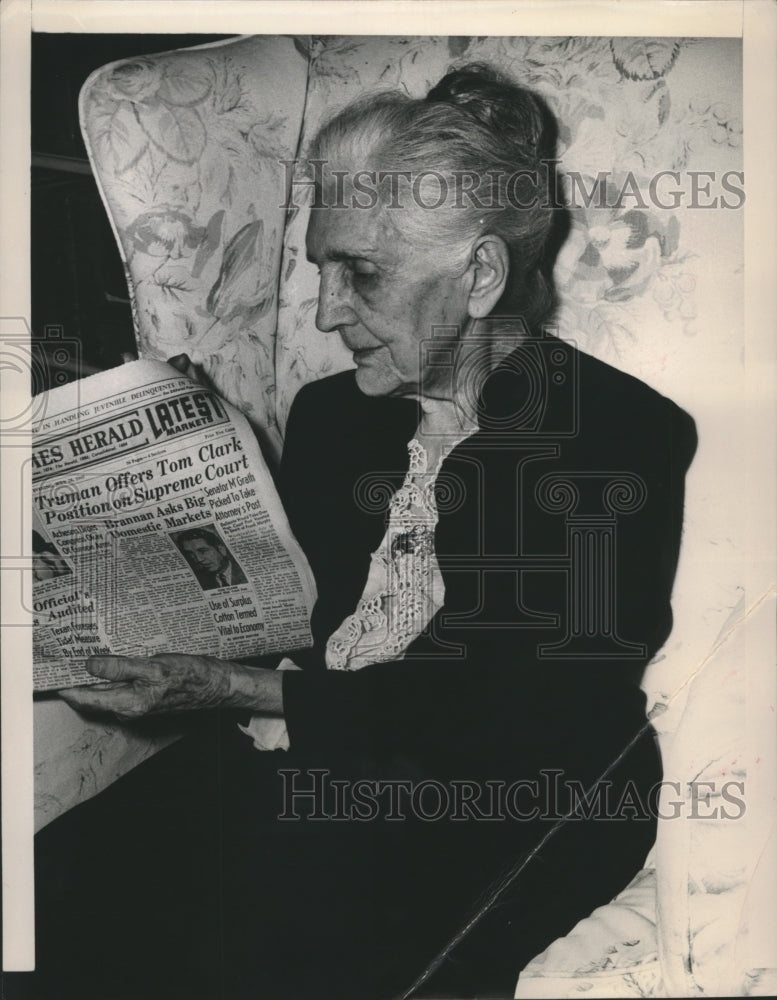 1949 Press Photo Mrs. William H. Clark, Sr. reads President's offer to her son
