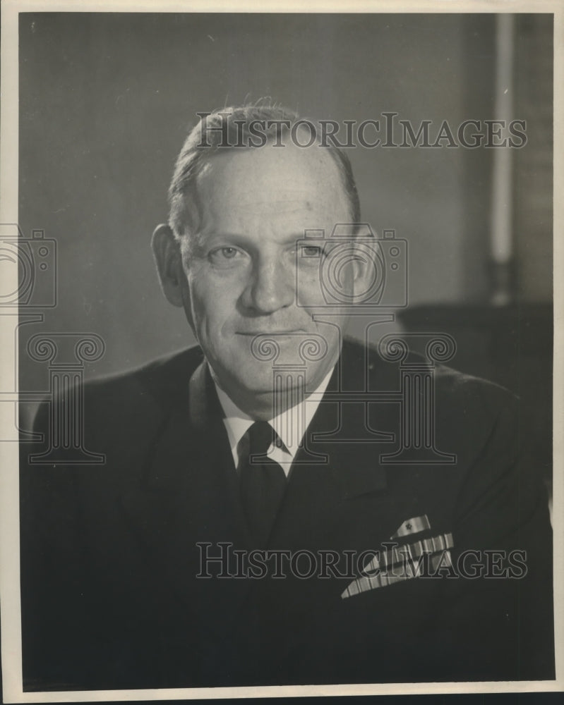 Press Photo Capt. Thomas L. Lewis wearing his military uniform - sba22717