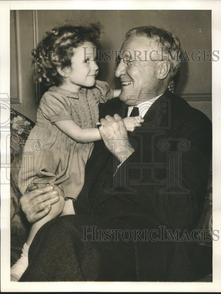 1941 Press Photo Leighton G. McCarthy carrying his granddaughter Elizabeth Bell