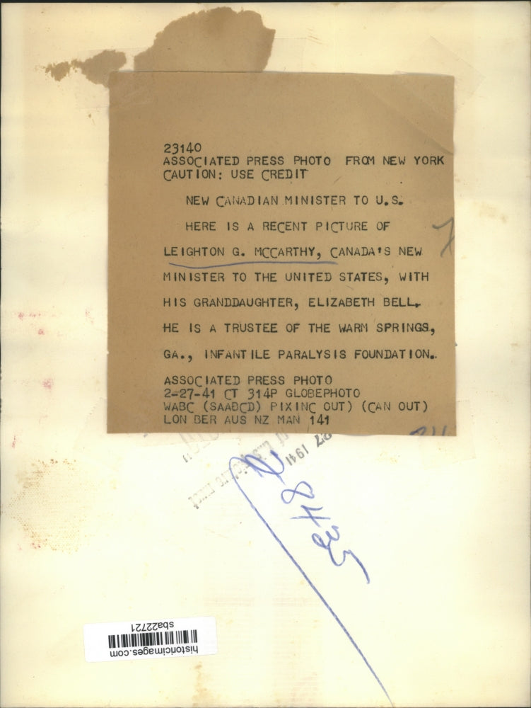 1941 Press Photo Leighton G. McCarthy carrying his granddaughter Elizabeth Bell