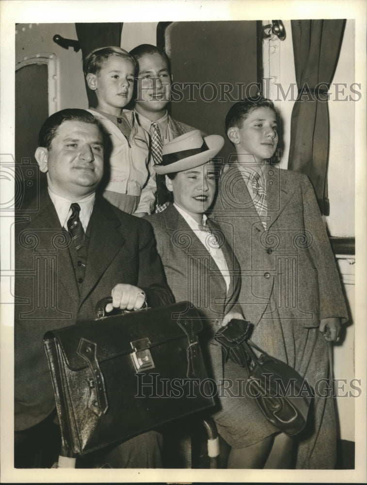 1940 Press Photo Leon Akselrod diamond merchant & his family in NYC NY- Historic Images