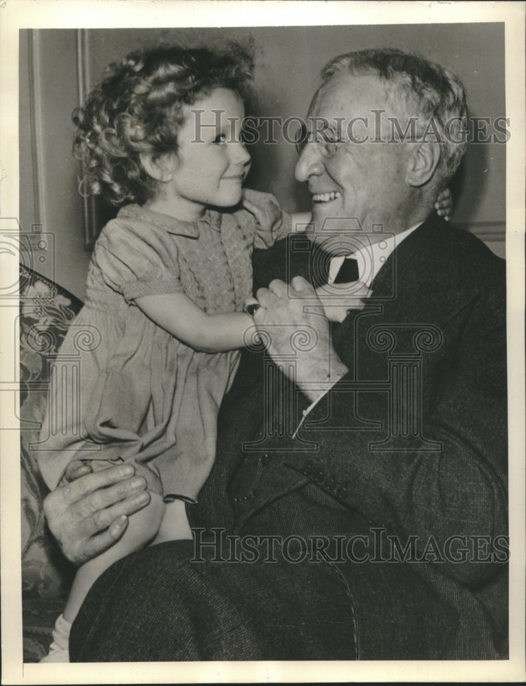 1941 Press Photo Leighton McCarthy Canadian Minister to US & granddaughter Eliza