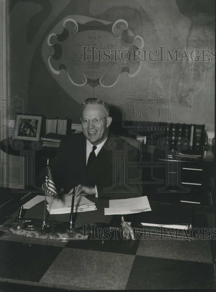 1948 Press Photo Gov. Earl Warren takes up his duties in the Capitol building