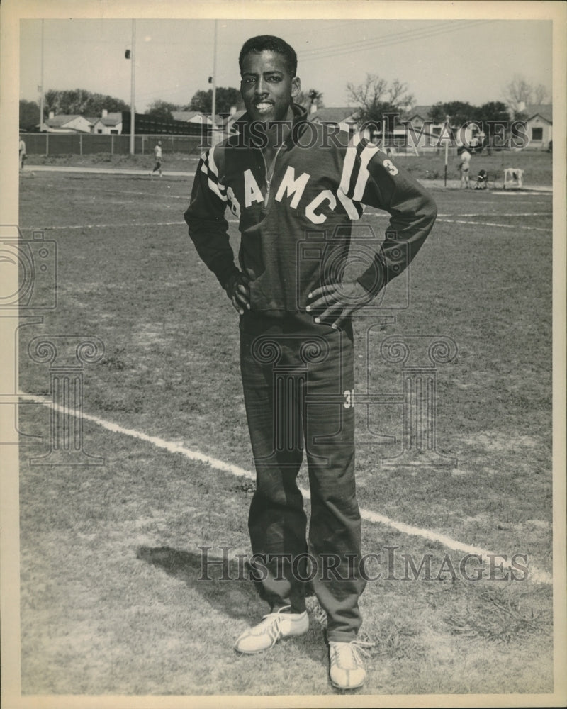 1958 Press Photo Mal Andrews broad jumper and hurdler on 1958 BAMC track team