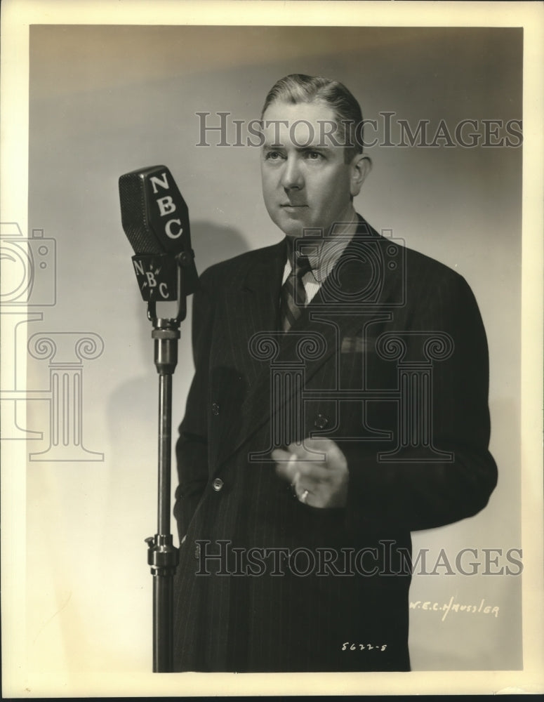 1938 Press Photo Edward Tomlinson covers Pan American Congress for NBC