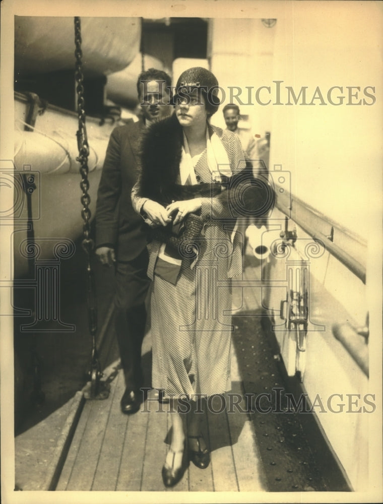 1932 Press Photo Novelist Nancy Hoyt returns to NYC on the Leviathan - sba23712- Historic Images