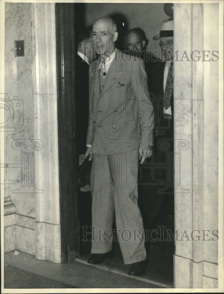 1934 Press Photo Joseph Weinblatt surrenders to face conspiracy indictment- Historic Images