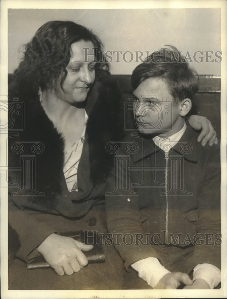 1934 Press Photo George Ragalski confessed to kidnap a girl shown with mother