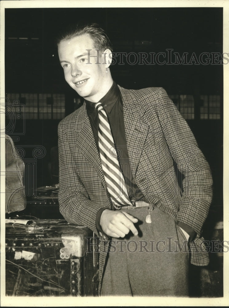 1942 Press Photo James Roosevelt, cousin of the president arrives from Europe