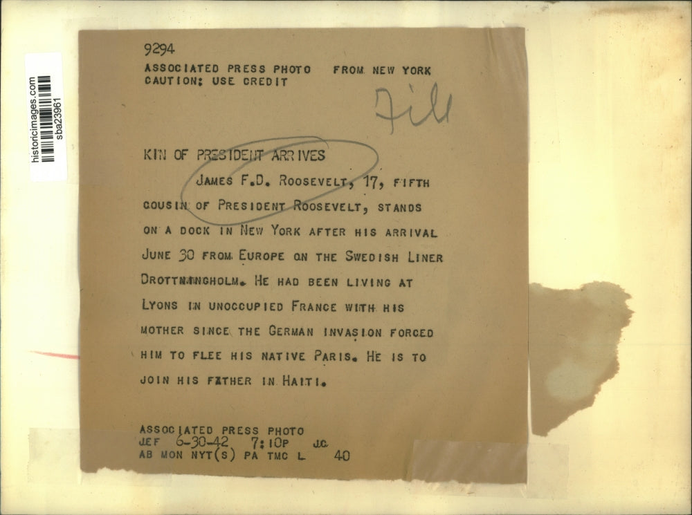 1942 Press Photo James Roosevelt, cousin of the president arrives from Europe