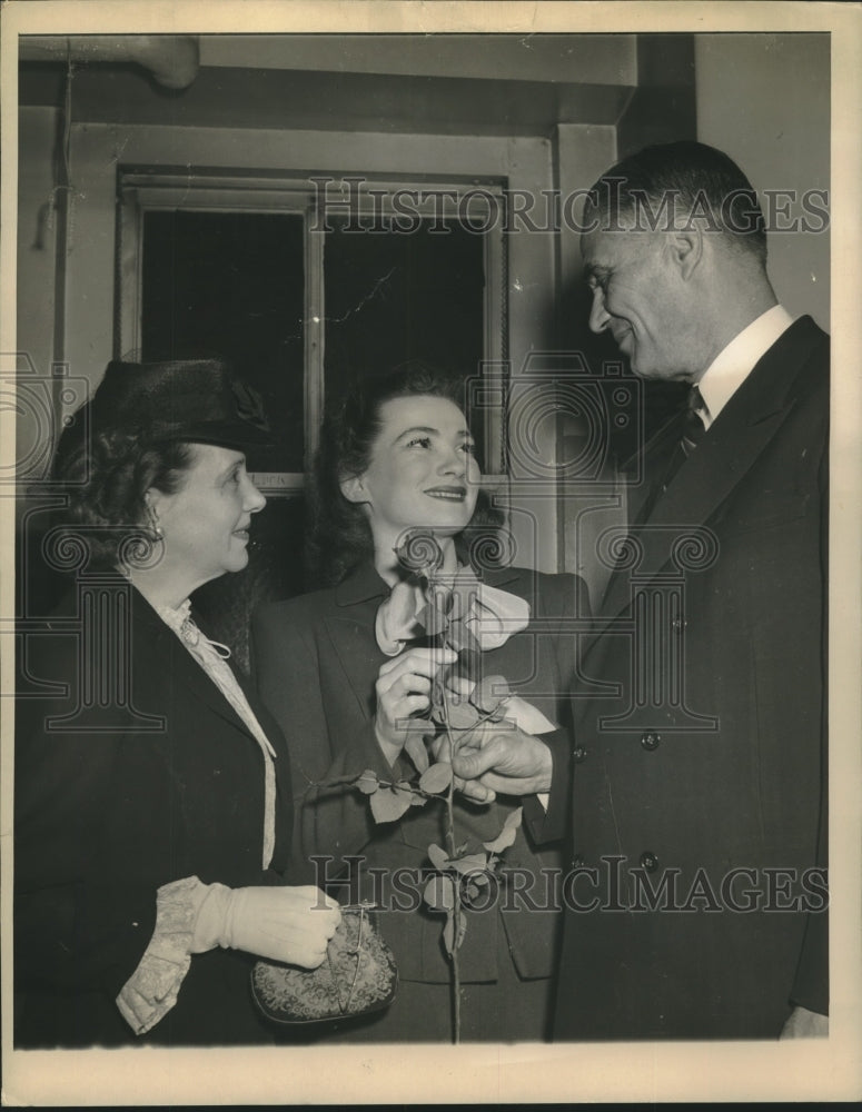 1943 Press Photo Navy officer Ralph Bard and wife at daughter's launching role