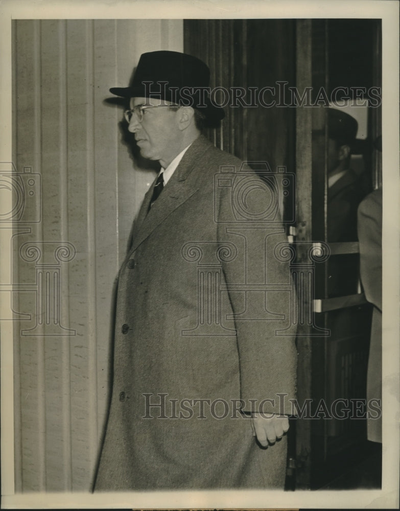 1944 Press Photo Clement Ryan back to work after government returns Ward & Co.