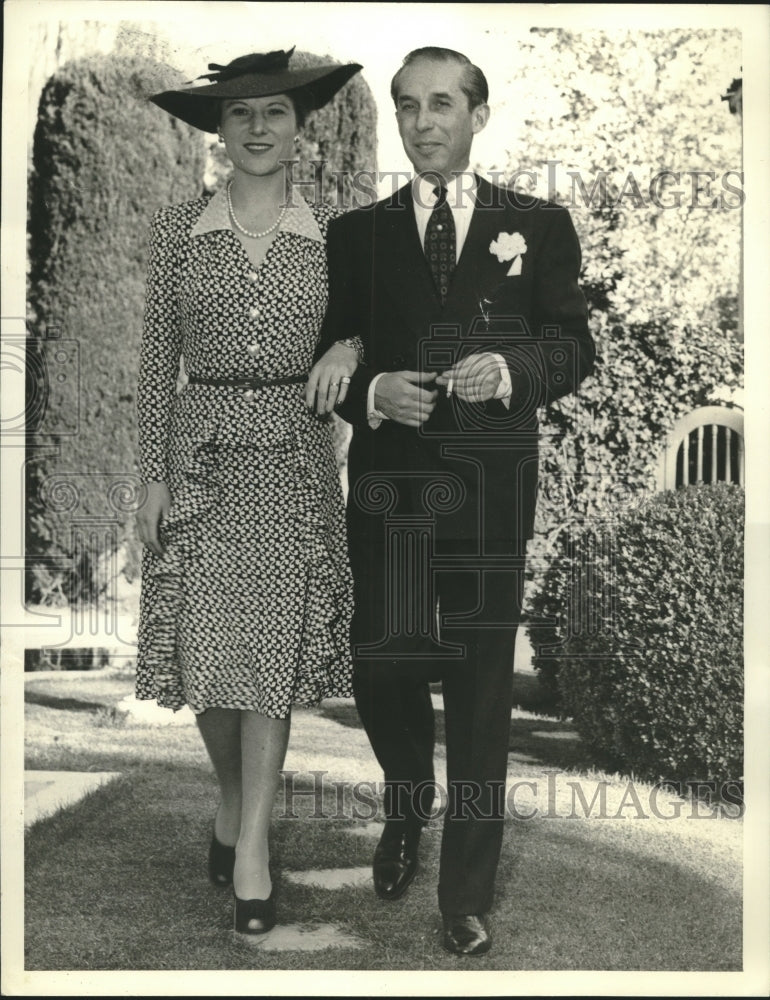 1942 Press Photo Mr. and Mrs. Landa walking after their wedding - sba24047