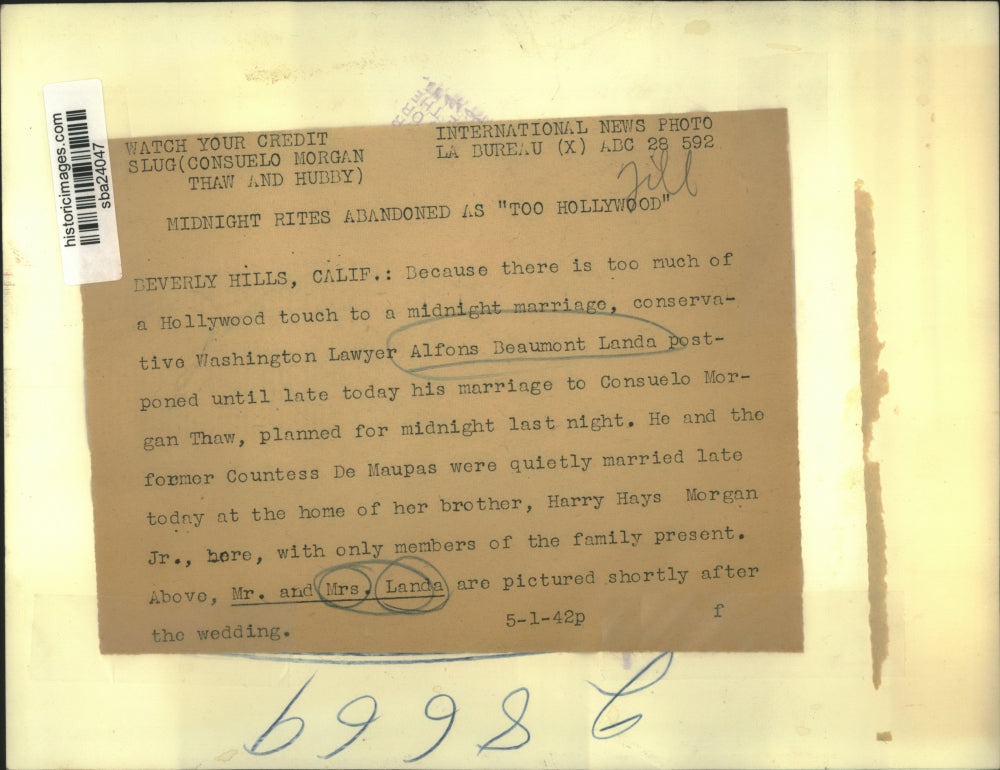 1942 Press Photo Mr. and Mrs. Landa walking after their wedding - sba24047