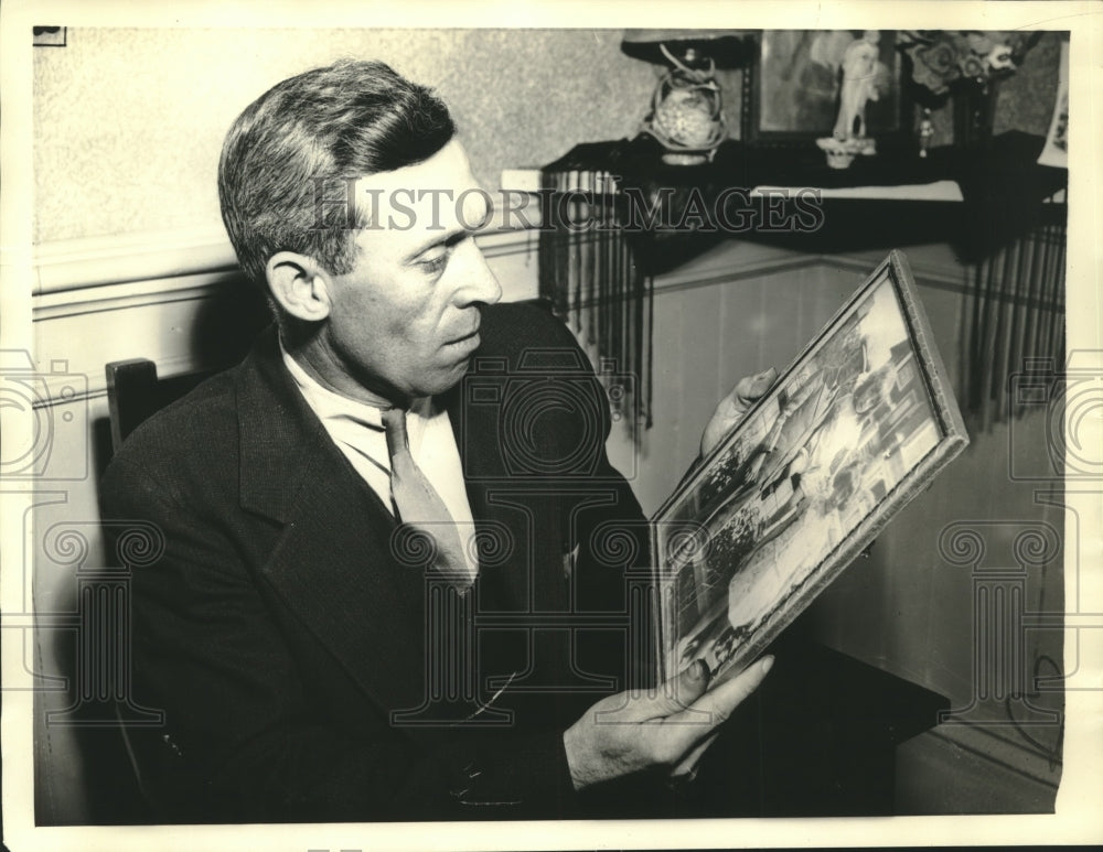 1936 Press Photo Unemployed Painter Charles Keterman Offers to Sell Good Eye