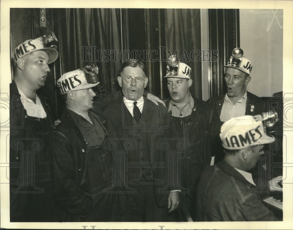 1938 Press Photo Judge Arthur H. James join a miners' quartette in a song- Historic Images