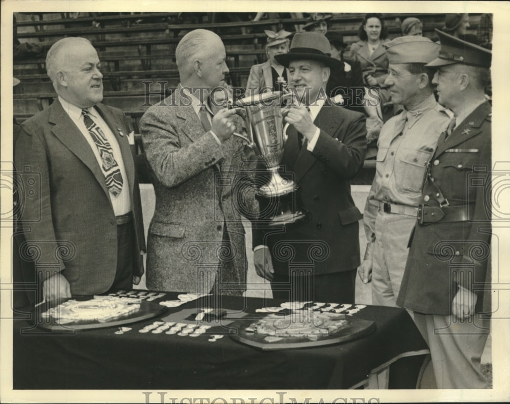 1942 Press Photo University of Cincinnati wins Hearst Trophy for rifle matches