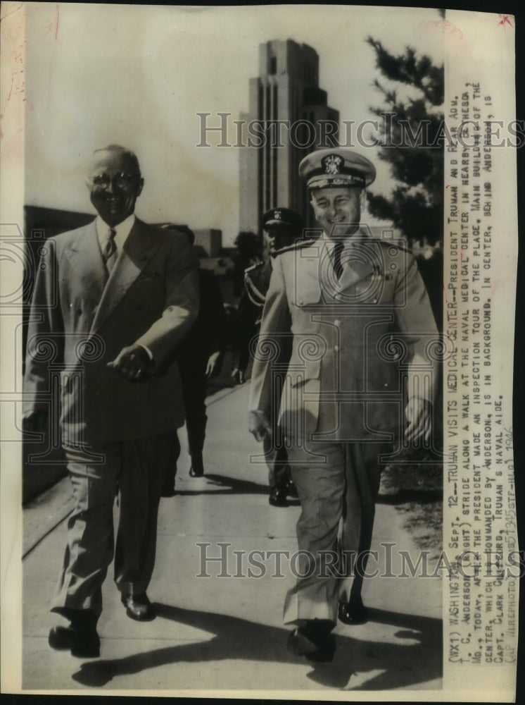 1946 Press Photo President Truman and Admiral T. Anderson inspect Naval Center