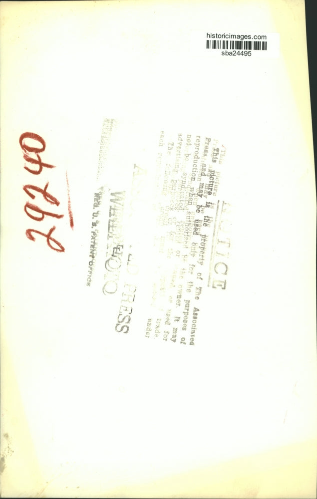 1946 Press Photo Miss Gordon Grosvenor applies for a marriage license