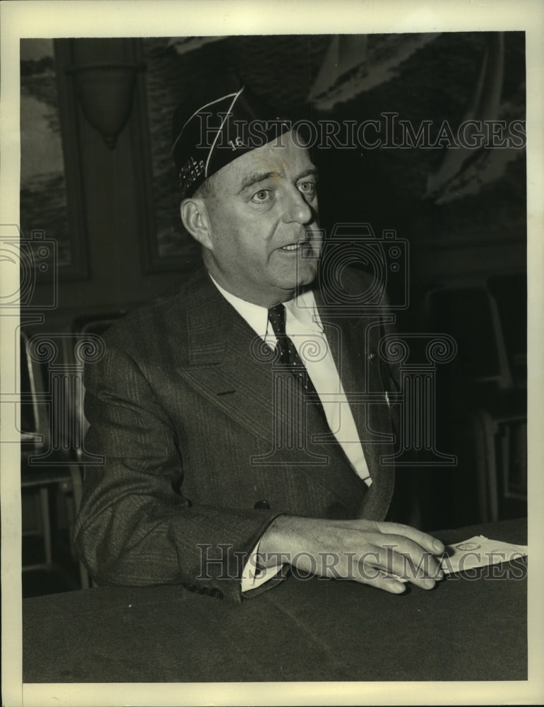 1943 Press Photo Warren Atherton lnew head of American Legion arrives New York- Historic Images