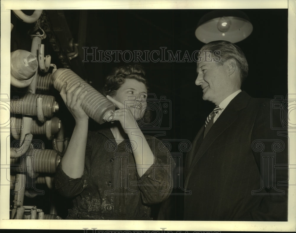 1941 Press Photo John Biggers looks over a bomb being held by Virginia Mervine- Historic Images