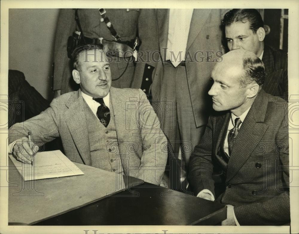 1937 Press Photo District Atty. John Schwartz questioning Frank Hanawald