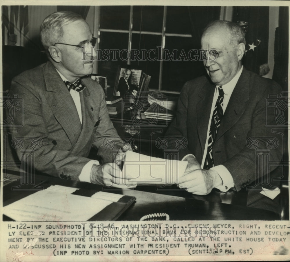 1946 Press Photo President Harry Truman discusses with Eugene Meyer - sba24707