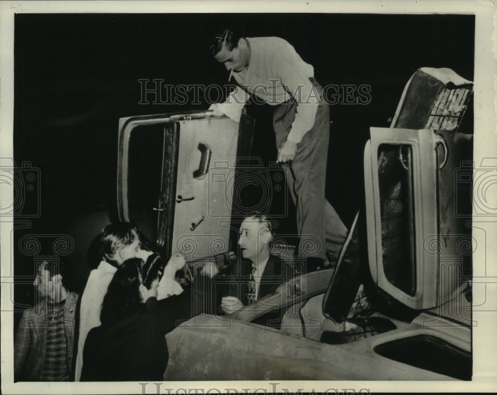 1945 Press Photo Frank Lee climbs out of auto accident with aid of Harold Smith