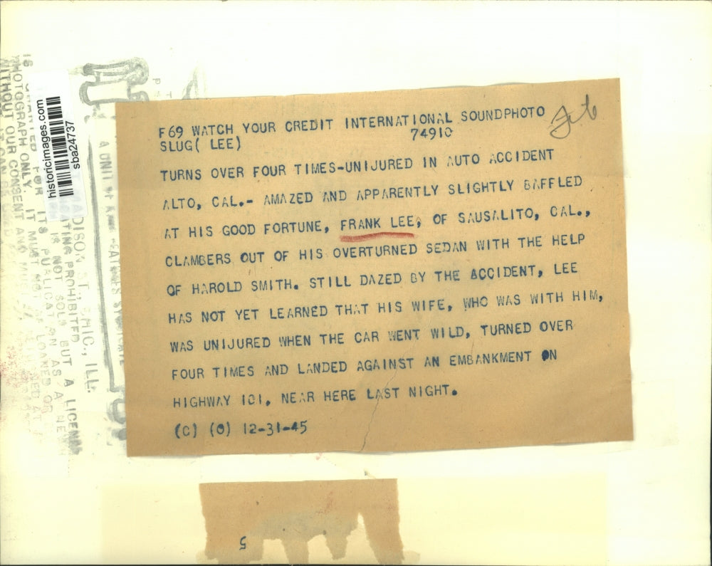 1945 Press Photo Frank Lee climbs out of auto accident with aid of Harold Smith