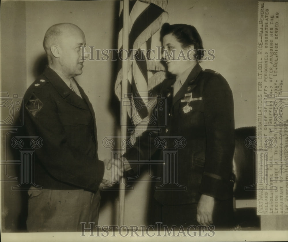 1945 Press Photo Maj General Willard S Paul &amp; Lt Col Jessie Pearl at awards- Historic Images